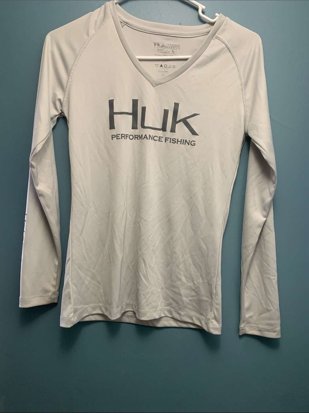 Huk Women's Long-Sleeve V-Neck Performance Top in Light Gray
